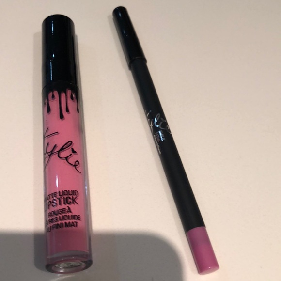 Kylie Cosmetics Other - Kylie 2-pk matte liquid lipstick & lip liner smile